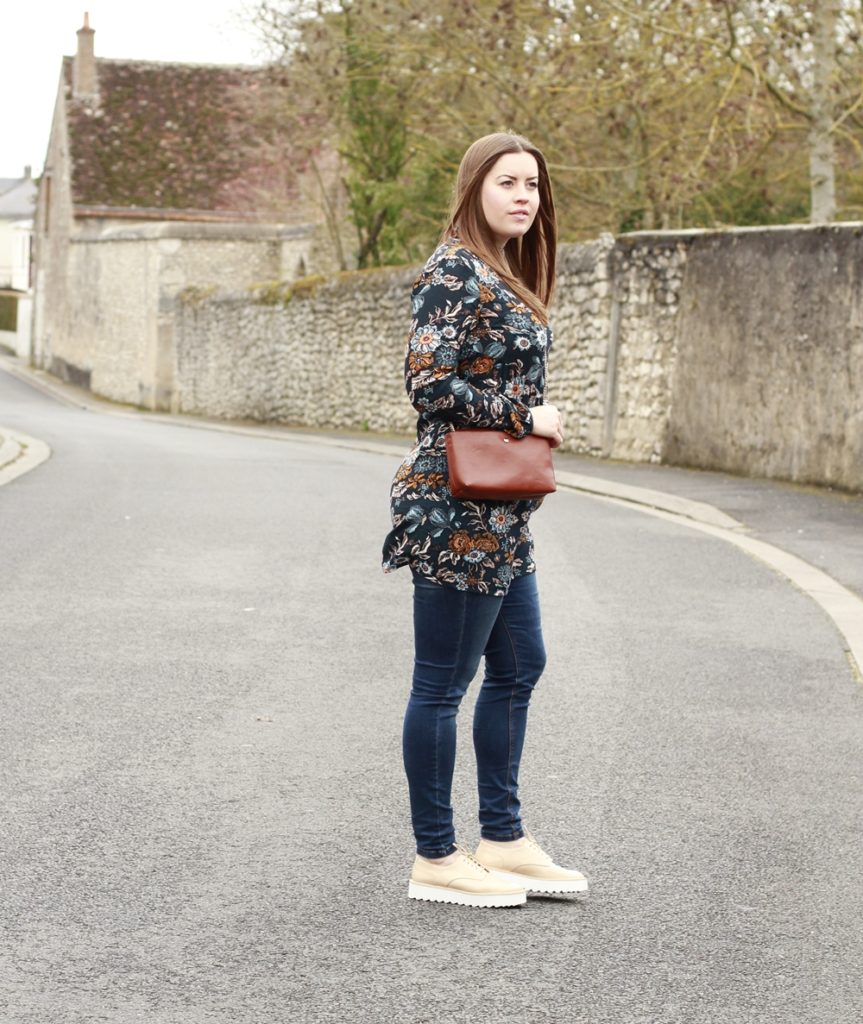 Ein gemustertes Kleid über der Jeans - auf La Mode et Moi, dem Modeblog aus Köln