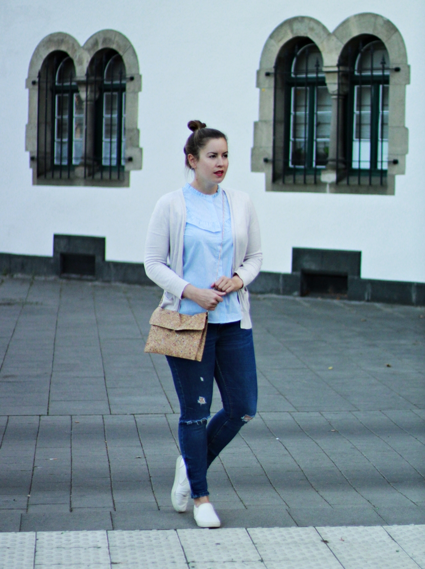 Gestreifte Rüschen-Bluse und Kork-Handtasche - LA MODE ET MOI, der Modeblog aus Köln