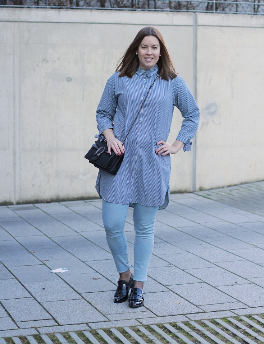 Gestreiftes Jeans-Blusenkleid und Fransen-Loafer - LA MODE ET MOI, der Blog aus Köln