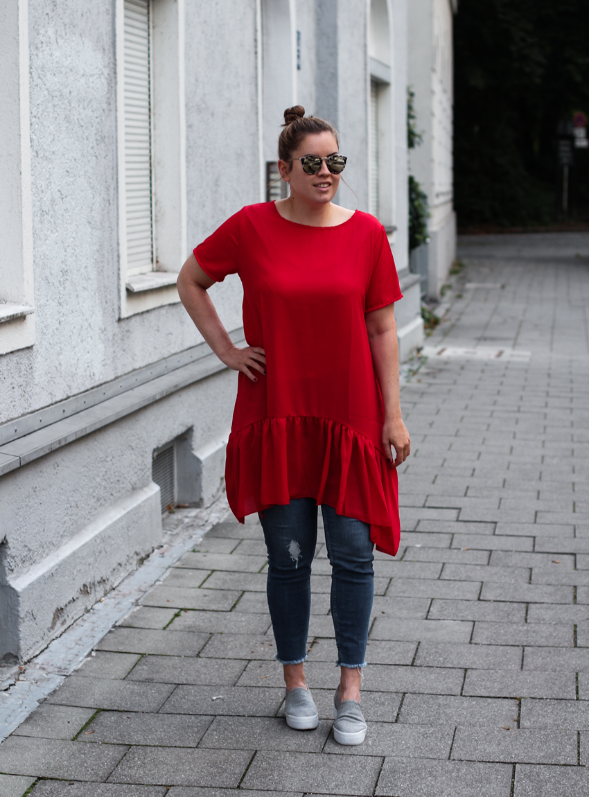 a touch of red, Trendfarbe rot, Knallfarbe rot, Modeblog, Tunika, asymethrisches Kleid, asymethrischer Trend, Kleid über der Jeans