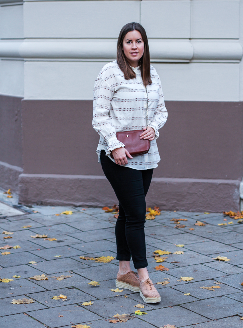 Herbstliche Bluse mit dezenten Trompetenärmeln - LA MODE ET MOI, der Modeblog