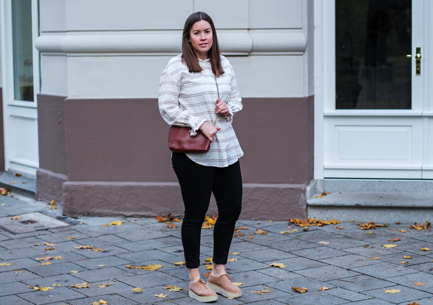 Herbstliche Bluse mit dezenten Trompetenärmeln - LA MODE ET MOI, der Modeblog