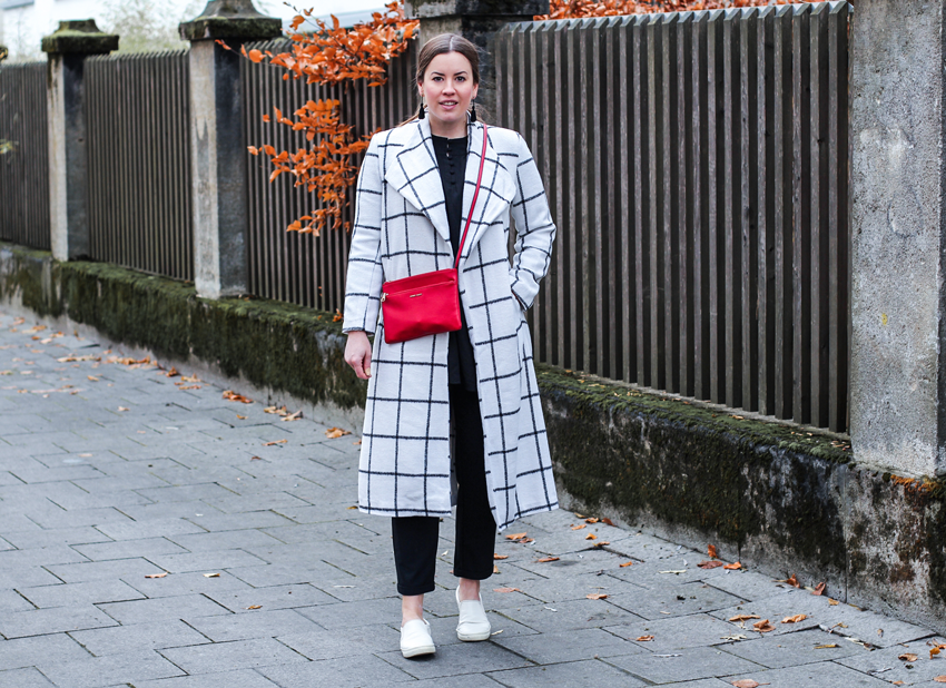 schwarz-weißer Mantel mit Gittermuster - LA MODE ET MOI, der Modeblog
