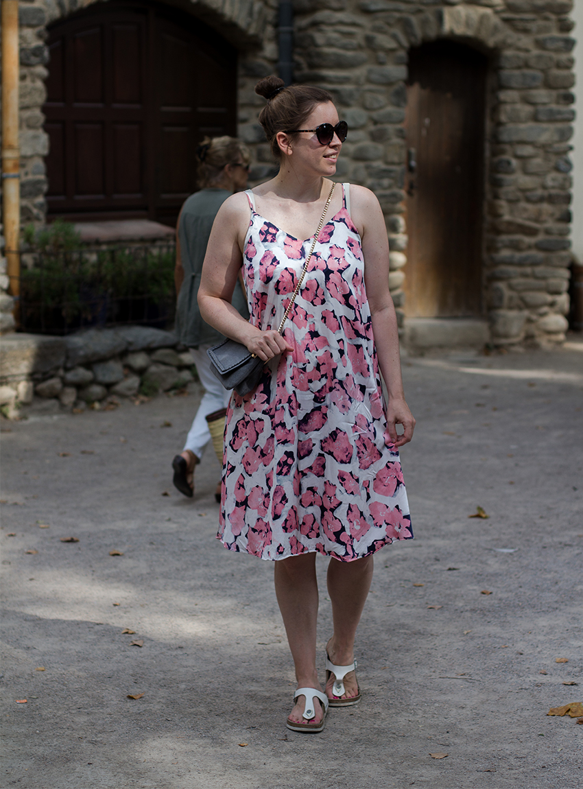 Leichtes Sommerkleid und Birkenstock Gizeh - LA MODE ET MOI, der Modeblog