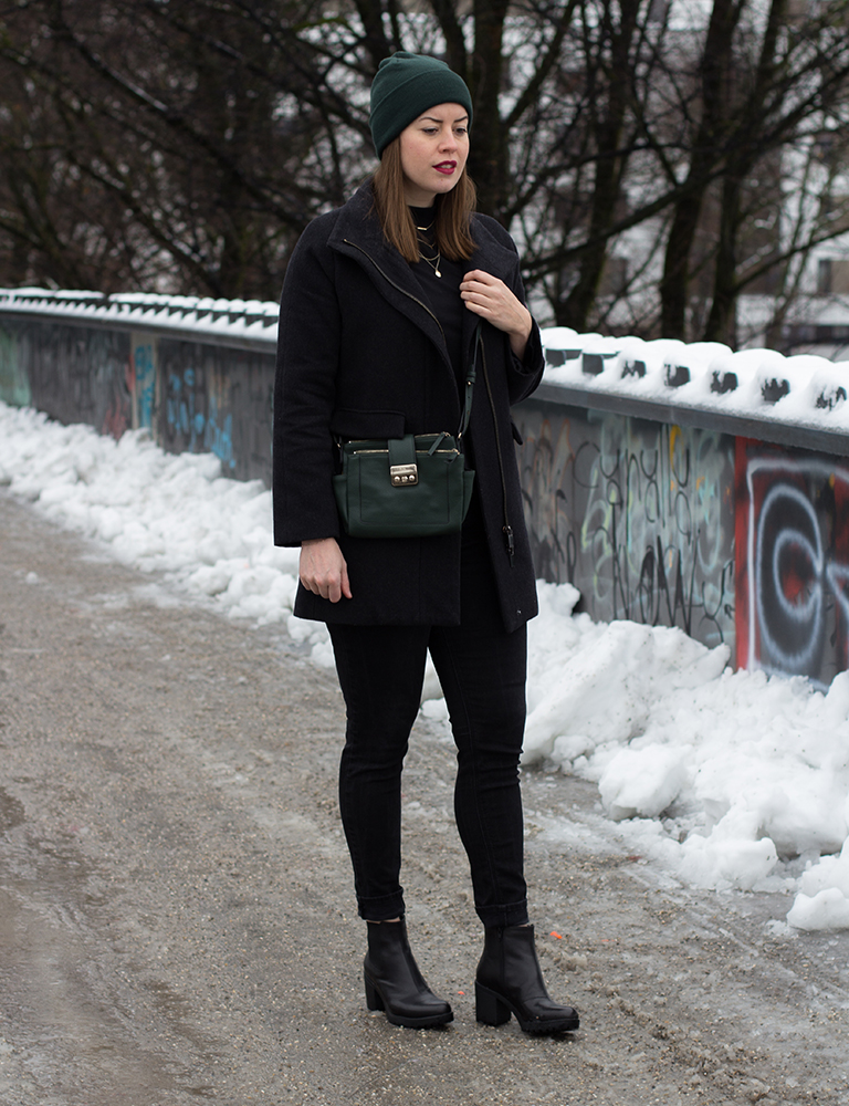 Dunkelgrüne Strickmütze zum All-Black-Look - LA MODE ET MOI - Der Modeblog