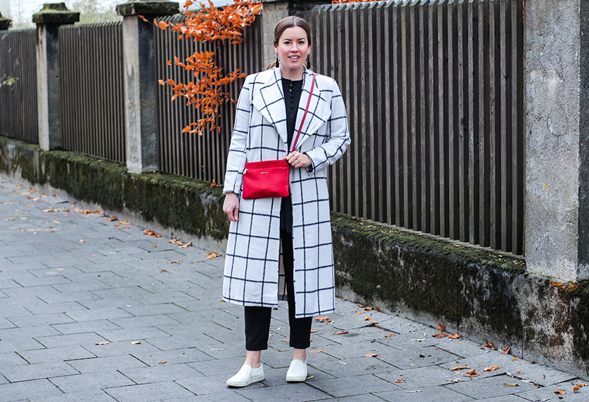 schwarz-weißer Mantel mit Gittermuster - LA MODE ET MOI, der Modeblog