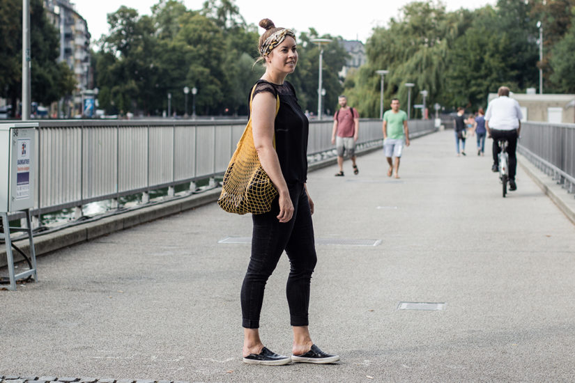 Gelbe Netz-Tasche zum All Black Look - LA MODE ET MOI, der Modeblog