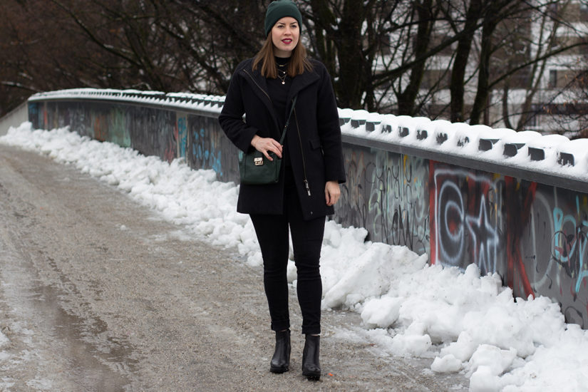 Dunkelgrüne Strickmütze zum All-Black-Look - THE BUTTON by Emilie, Der Modeblog