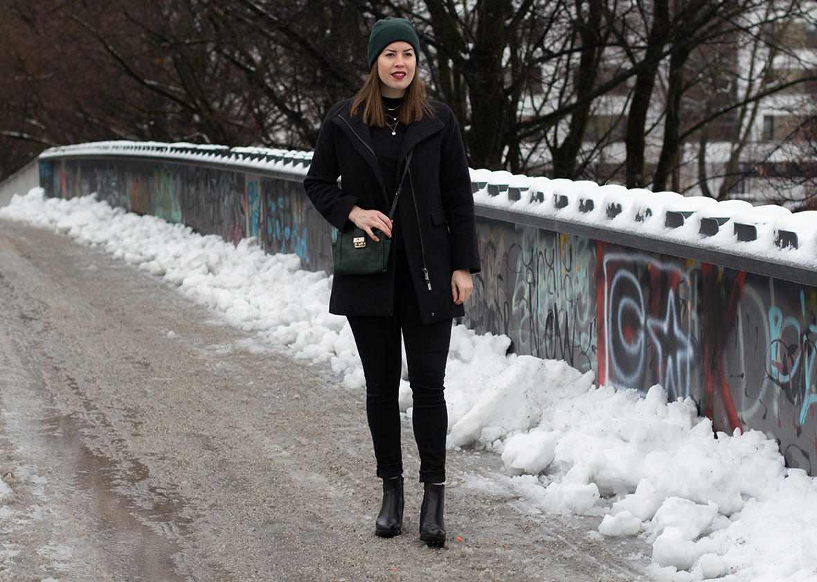 Dunkelgrüne Strickmütze zum All-Black-Look - THE BUTTON by Emilie, Der Modeblog