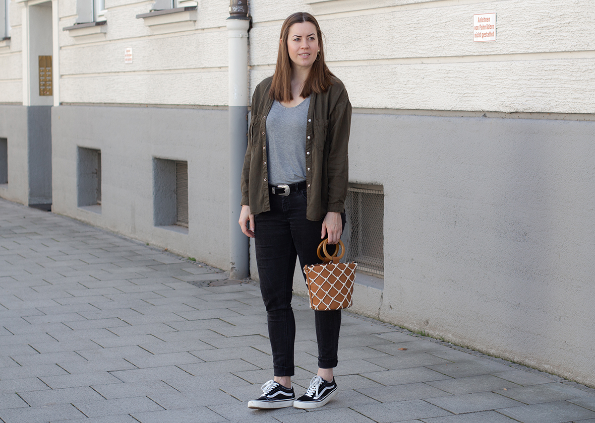 Workwear Trend Styling: Utility Bluse im Alltag - THE BUTTON by Emilie, der Modeblog