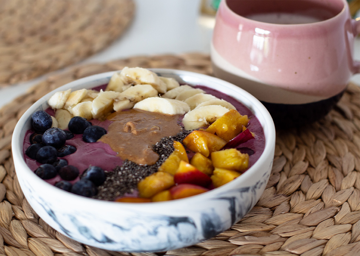 Glutenfreie Acai-Bowl: Frühstück in 5 Minuten - THE BUTTON by Emilie, der Zöliakieblog