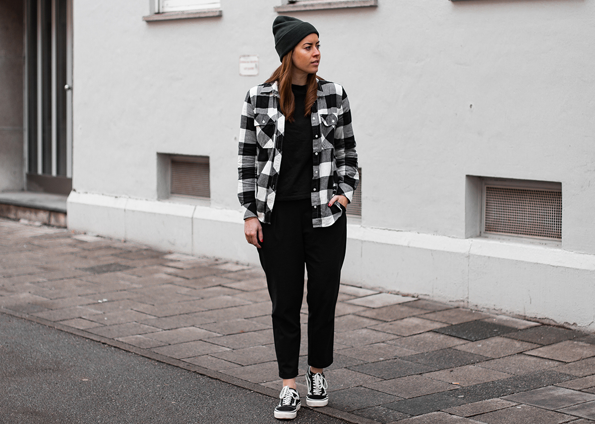 Kariertes Flanellhemd & dunkelgrüne Mütze - THE BUTTON by Emilie, der Modeblog